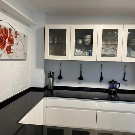 New Renovated Mija House - Puerto Banus Quiet&green Oasis Marbella
